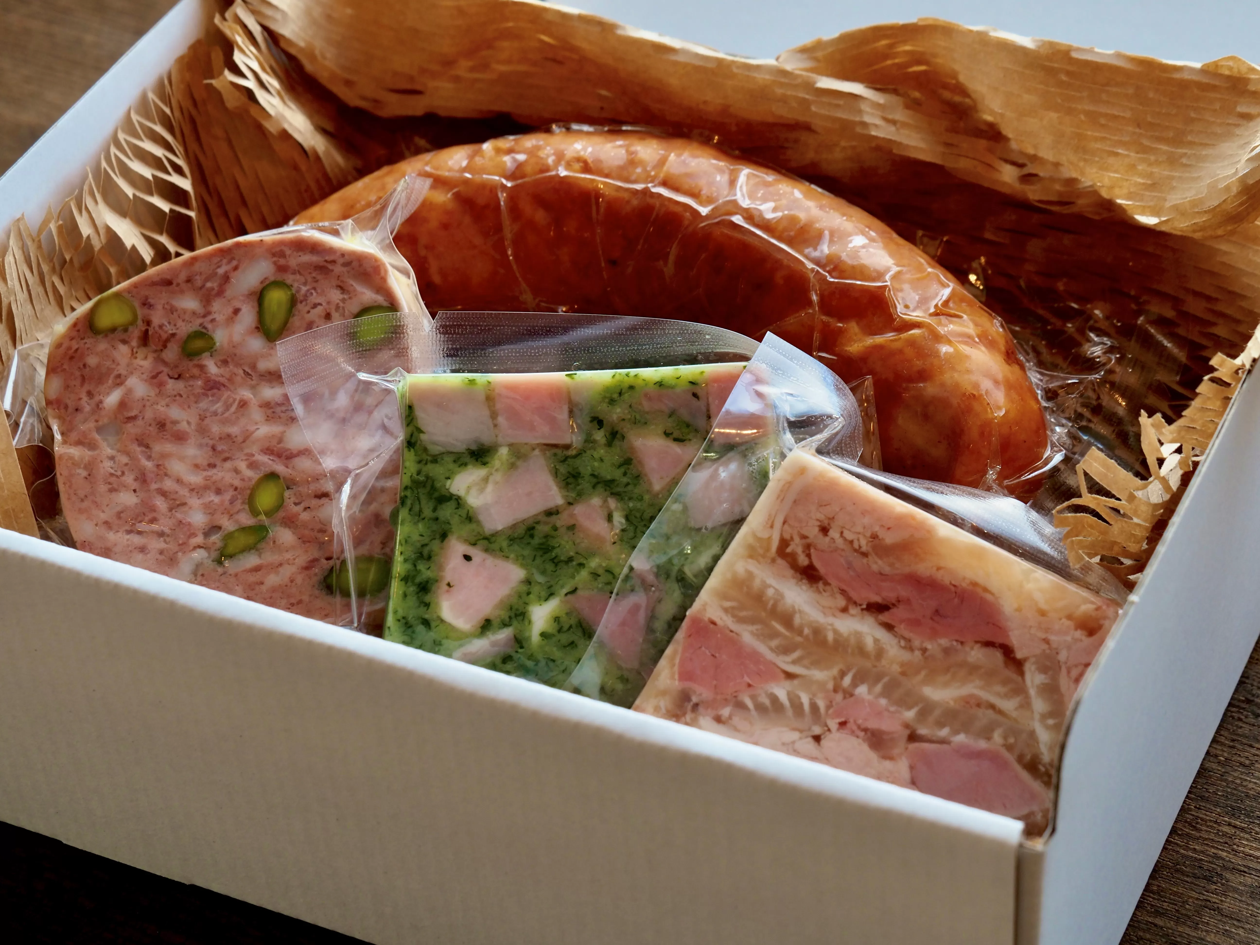 【レストランの味セット】シャルキュトリー (食肉加工品) 4品セット 豚肉 豚レバー ベーコン ハム ソーセージ 燻製 おつまみ 盛り合わせ お取り寄せ ギフト 北海道 せたな町 ふるさと納税