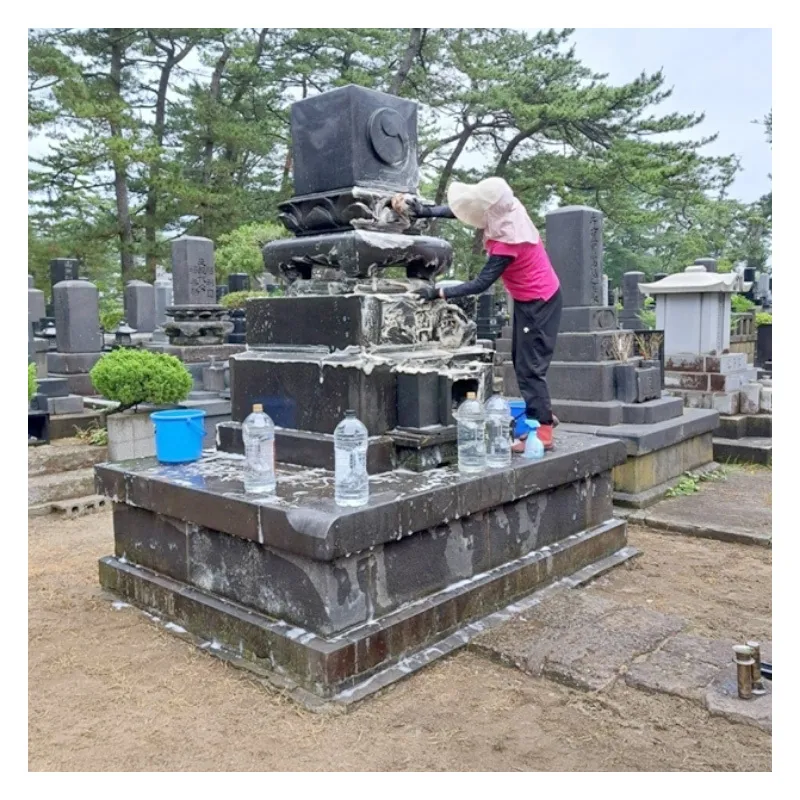 秋田県 能代市 お墓の洗浄と周辺の草取りパック　遠く離れたふるさとに帰省できない方に代わって、ご先祖様の墓地を洗浄し、草取りをします。※対象地域：能代市  お墓 洗浄 草取りお墓参り お盆 お彼岸 ご命日