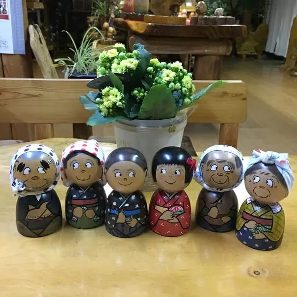みちのくファミリーこけし 2個セット（小） 創作こけし 工芸品 こけし オリジナル 置物 家族 木製 伝統 プレゼント 和雑貨 日本土産 インテリア オブジェ民芸 工房 手作業 秋田 潟上市 人気 おすすめ ランキング 【鷺舞工房】