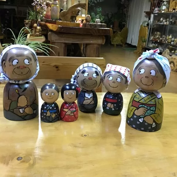 みちのくファミリーこけし 2個セット（中） 創作こけし 工芸品 こけし オリジナル 置物 家族 木製 伝統 プレゼント 和雑貨 日本土産 インテリア オブジェ民芸 工房 手作業 秋田 潟上市 人気 おすすめ ランキング【鷺舞工房】