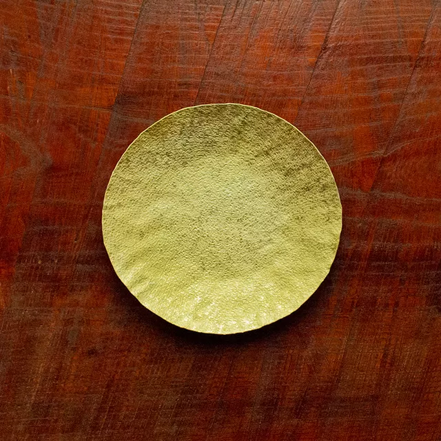 【金属工芸品】月色の盛皿 アルミ製 黄色 19.5cm×20.5cm×1.5cm程 1枚 軽銀草木染盛皿 キッチン 皿 食器 おしゃれ お洒落