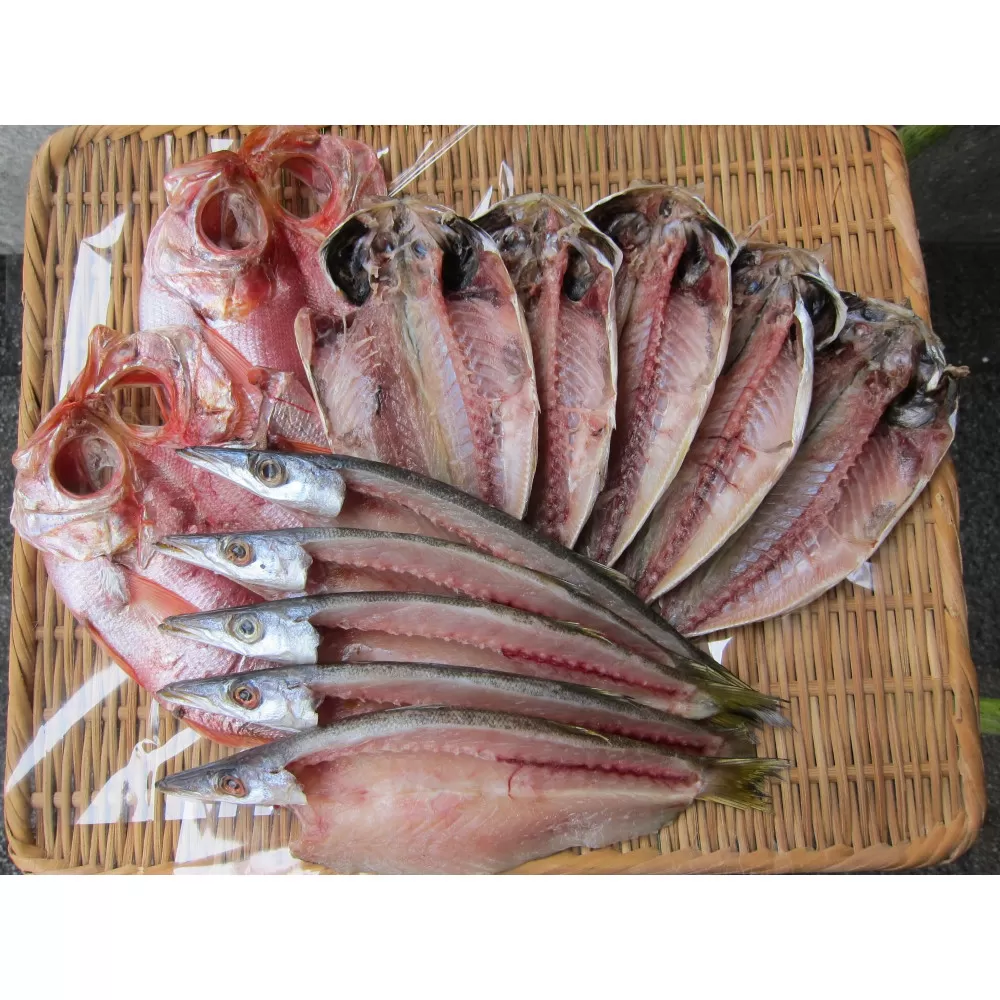 小田原ひもの詰合せ s45【惣菜 魚 干物 ひもの お取り寄せ 御中元 お中元 お歳暮 父の日 母の日 贈り物 家庭用 自宅用 贈答品 贈答用 ギフト 定番 朝食 朝ごはん 国産 中あじ、中かます、中金目鯛  神奈川県 小田原市 】