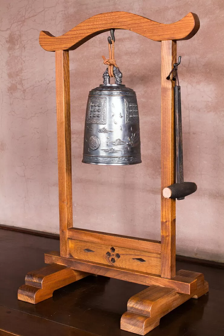 砂張 天女鐘（掛台付き）【小田原鋳物 砂張 天女鐘 工芸品 伝統工芸 銅合金 長い余韻 楽しめる余韻 伝統の技 贈り物 贈答品 記念 鋳物 鐘 木製品 プレゼント 神奈川県 小田原市 】