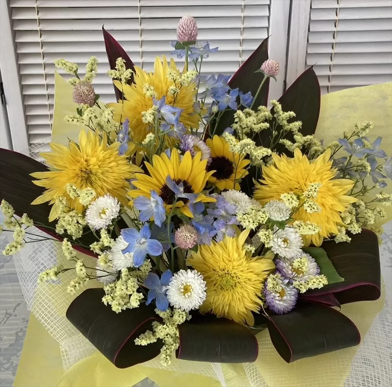季節の生花アレンジ　Mサイズ 【 フラワー アレンジメント お花 ギフト プレゼント 贈り物 誕生日 お祝い 神奈川県 小田原市 】