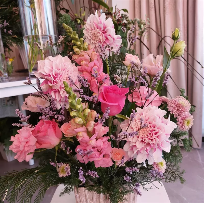 季節の生花アレンジ　Lサイズ 【 フラワー アレンジメント お花 ギフト プレゼント 贈り物 誕生日 お祝い 神奈川県 小田原市 】