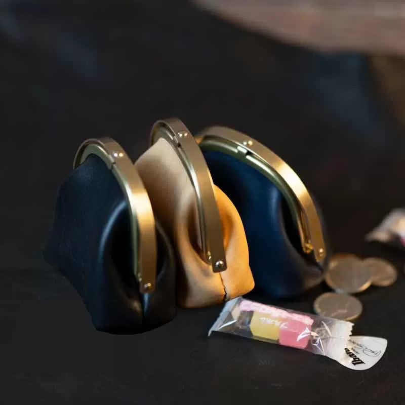 【soul;solid】ワンタッチ真鍮がま口ミニポーチ ［178S12］ soul solid ワンタッチ 真鍮 がま口 ミニポーチ 選べる カラー ナチュラル ブラック ネイビー 革 マチ ハンドメイド ギフト用 エイジング 小銭収納 コンパクト バッグ 高品質 収納力 レザー アンティーク 小物 雑貨 革小物 愛知県 小牧市 送料無料