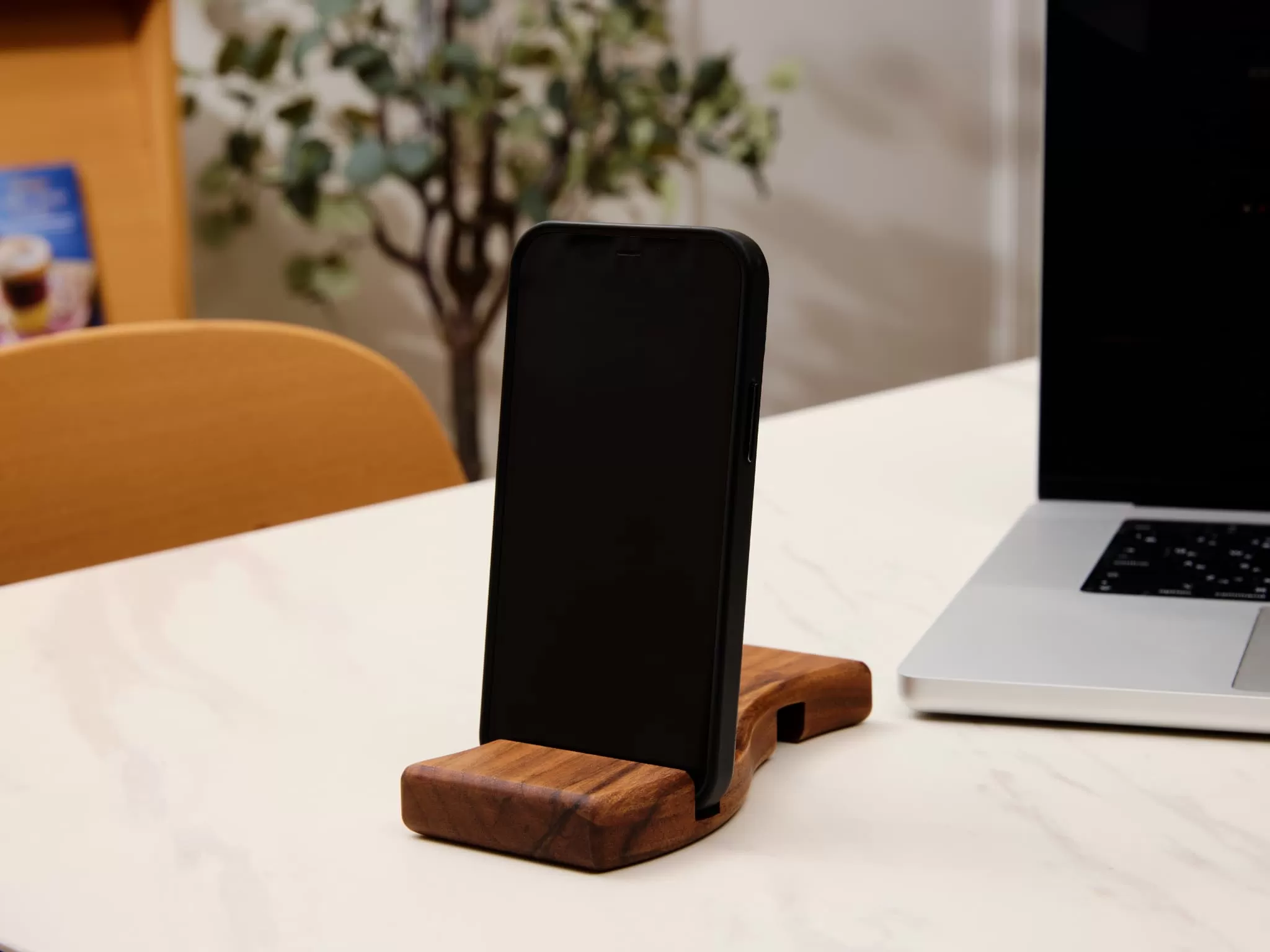 ウェーブ型木製スマホスタンド 　Wave wood mobile phone stand［087Y12］天然木 スマートフォンスタンド 卓上スタンド 充電対応 在宅ワーク デスク周り インテリア雑貨 ナチュラルデザイン 小牧市 送料無料