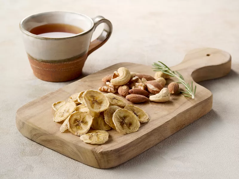 ノンオイル乾燥バナナ 100g(100g×1袋) ［175R04］ ノンオイル 乾燥 バナナ 100g 油不使用 砂糖不使用 甘味 低カロリー 保存に便利 チャック付き ドライフルーツ ヨーグルト アイスクリーム トッピング 焼き菓子 おやつ 愛知県 小牧市 送料無料