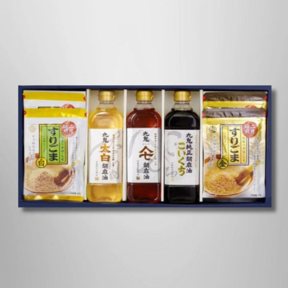 九鬼産業 ごま油三本＋すりごまセット 九鬼太白純正胡麻油  九鬼ヤマシチ純正胡麻油 九鬼純正胡麻油こいくち 600gﾍﾟｯﾄﾎﾞﾄﾙ 九鬼 二度焙煎すりごま 白 85g × 2袋 九鬼二度焙煎すりごま 金 70g × 2袋 セット 老舗 ゴマ油 胡麻油 ごま油 ドレッシング 調味料 料理 お祝い 贈答品 贈り物 ギフト ミシュラン 2つ星の割烹でも使用 四日市 四日市市 四日市市ふるさと納税