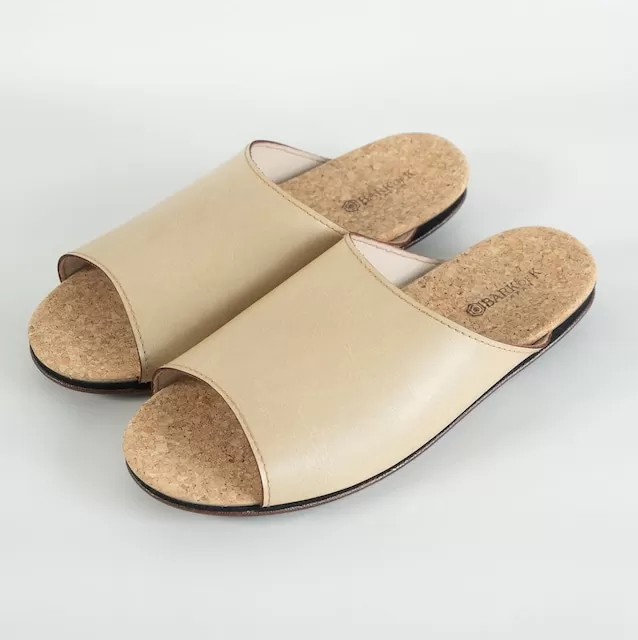Made in Japanの高品質　ルームシューズの理想形。天然素材、静音性、高反発クッションで足にやさしい、 コルクでむれにくい、来客時も合成皮革とシンプルカラーのデザインで、さりげないセンスを！ 「バークオブケイ」コルクルームシューズ（ＬＬ・28.0cm・ベージュ）