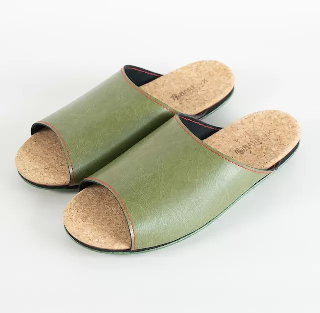 Made in Japanの高品質　ルームシューズの理想形。天然素材、静音性、高反発クッションで足にやさしい、 コルクでむれにくい、来客時も合成皮革とシンプルカラーのデザインで、さりげないセンスを！ 「バークオブケイ」コルクルームシューズ（Ｍ・25.0cm・カーキ）