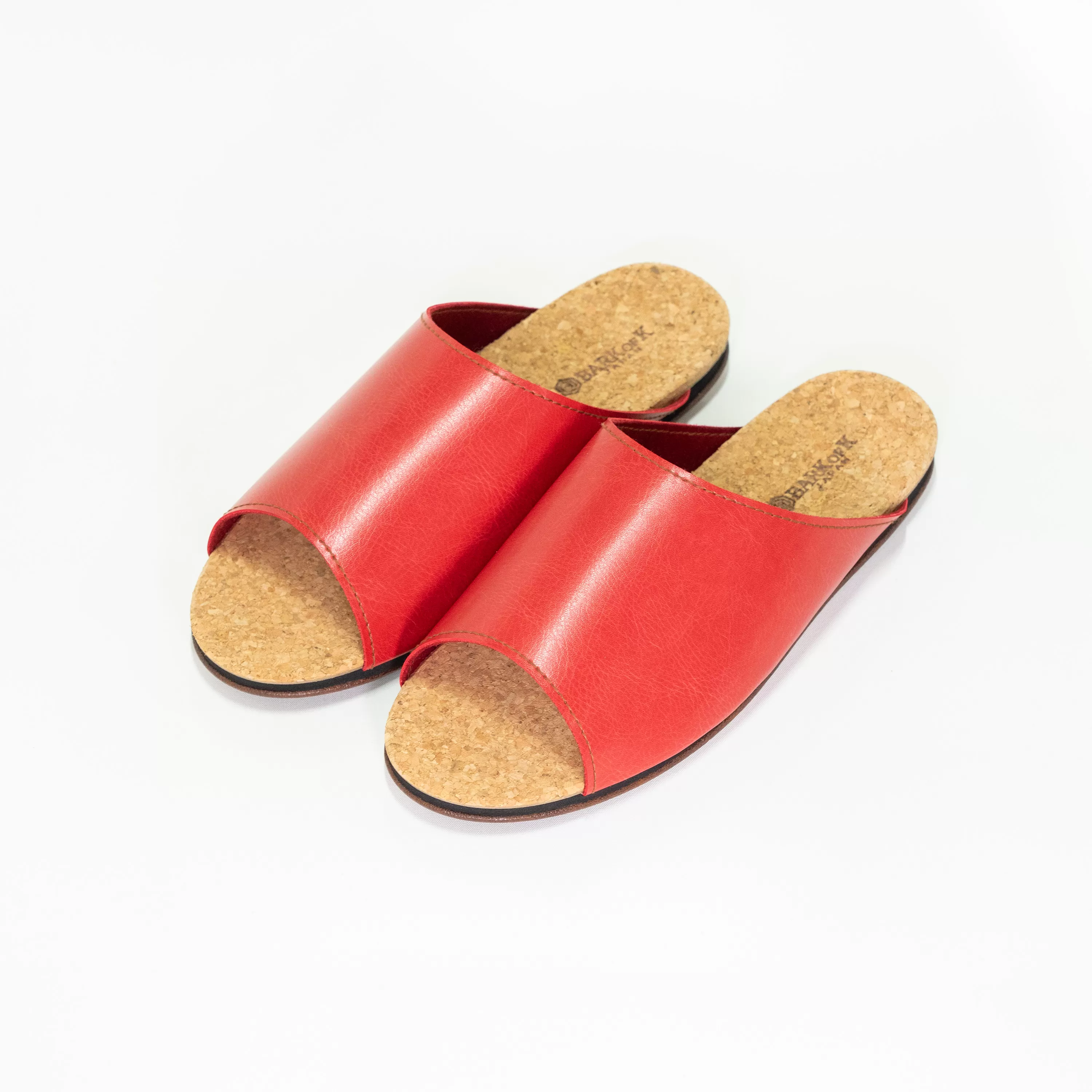 Made in Japanの高品質 ルームシューズの理想形。天然素材、静音性、高反発クッションで足にやさしい、 コルクでむれにくい、来客時も合成皮革とシンプルカラーのデザインで、さりげないセンスを! 「バークオブケイ」コルクルームシューズ(L・26.5cm・レッド)