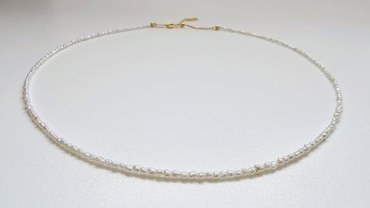 小さなホワイトの光沢が美しい、アコヤケシパールネックレス