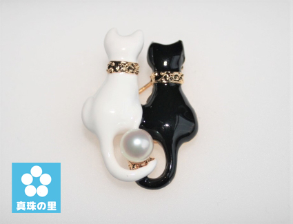 015-14】真珠の里 かわいい2匹の白黒の猫ブローチ*｜志摩市