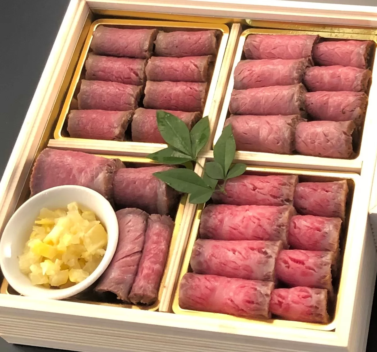 SS-70　松阪牛 おせち／ 国産牛 松阪牛 松坂牛 高級和牛 黒毛和牛 ブランド牛（ 近江牛 神戸牛 に並ぶ 日本三大和牛 ） 冷凍 ふるさと納税 送料無料 牛肉 にく 大人気 贅沢 おすすめ 贈り物 リピート 瀬古食品 霜ふり本舗 三重県 多気町