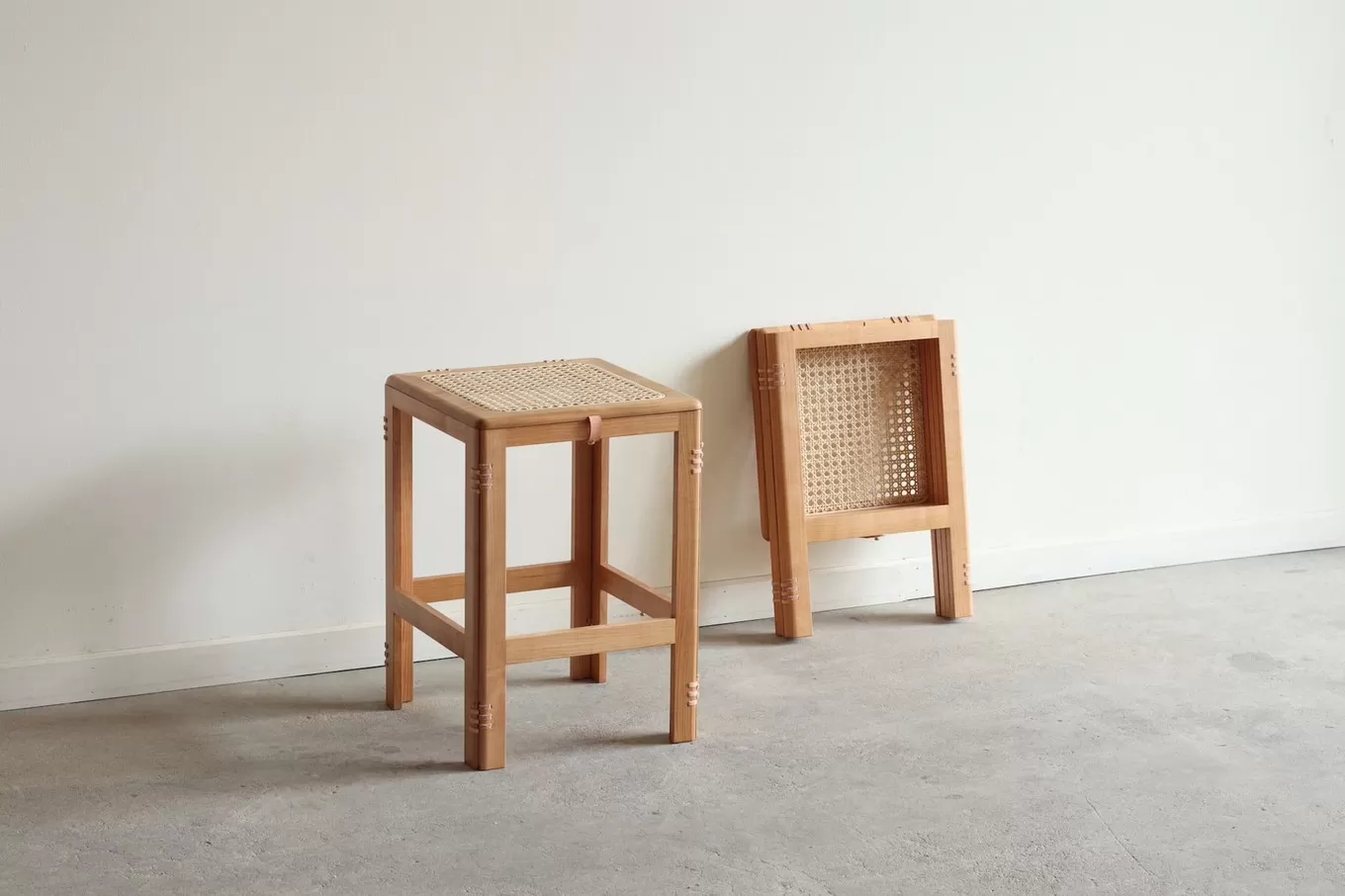 木製折り畳み椅子「patol stool」 籐張り(1脚) 家具 インテリア スツール イス 木 折りたたみ 和風 おしゃれ 人気 伝統 技法 受賞 【uj-CY008】【平山日用品店】