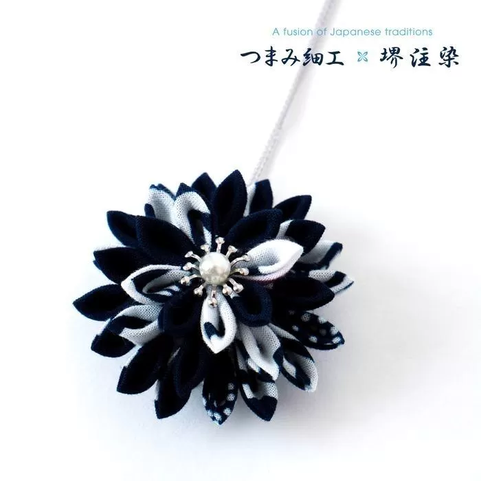 花舞うペンダント「つまみ細工×堺注染」（紺）