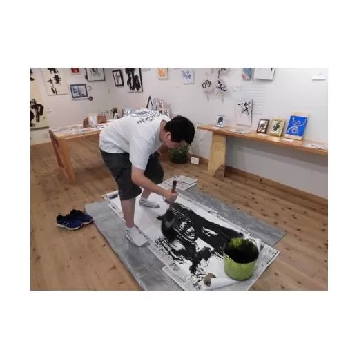 【思いやり型返礼品】あなた自身が書く文字を1時間で世界に一つだけの作品に仕上げます（中筆書道体験）20人以下団体申込　全紙半分程度のサイズ