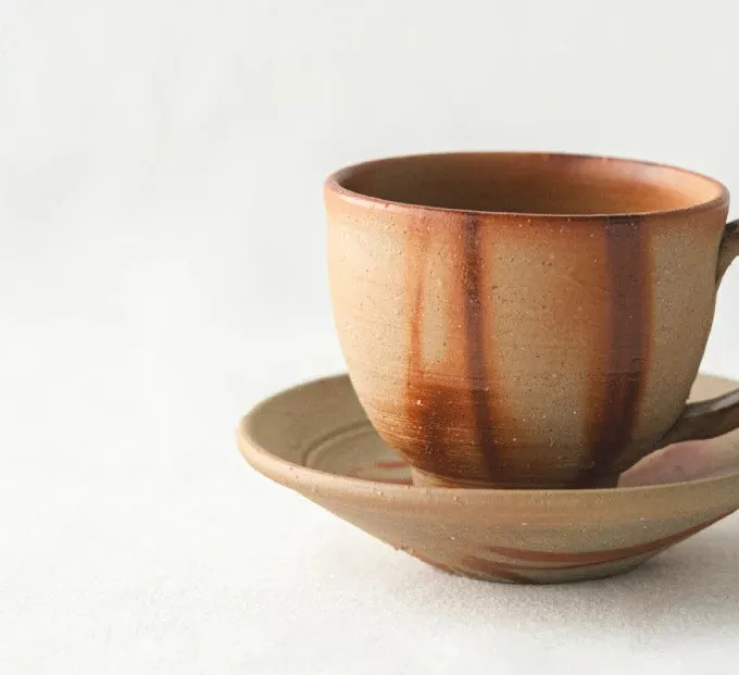 備前緋襷コーヒーカップ　皿（ソーサー）セット　備前　備前焼　松本勝哉ギフト プレゼント お祝い 父の日 おすすめ ギフト 工芸品 日本古来 六古窯 歴史 古い 焼き物 釉薬 豊臣秀吉 唯一無二 伝統 作品 鎬壺 美しい 