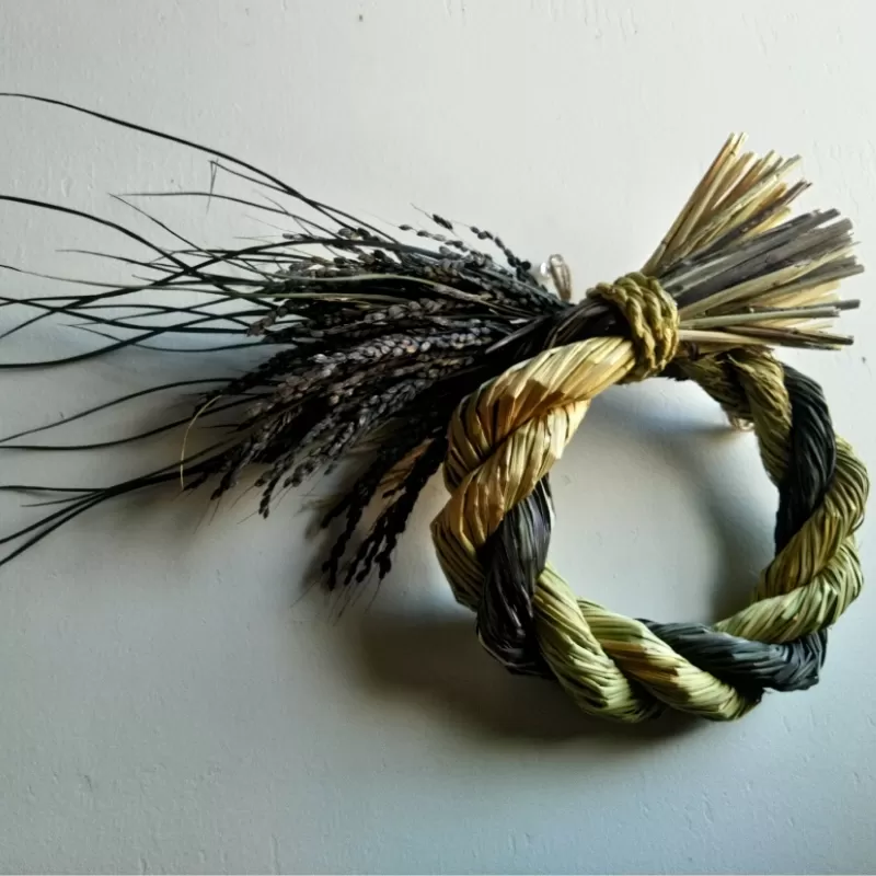 しめ縄 黒米 入り 注連縄 しめなわ リース ebiko しめ縄 しめ飾り 縁起物 お正月 正月 玄関 祝福 飾り おしゃれ 謹賀 新年 インテリア グッズ 国産 ハンドメイド 藁 浄化 お祓い 祓い モダン しめなわ 奈良県 奈良市 なら 20-059