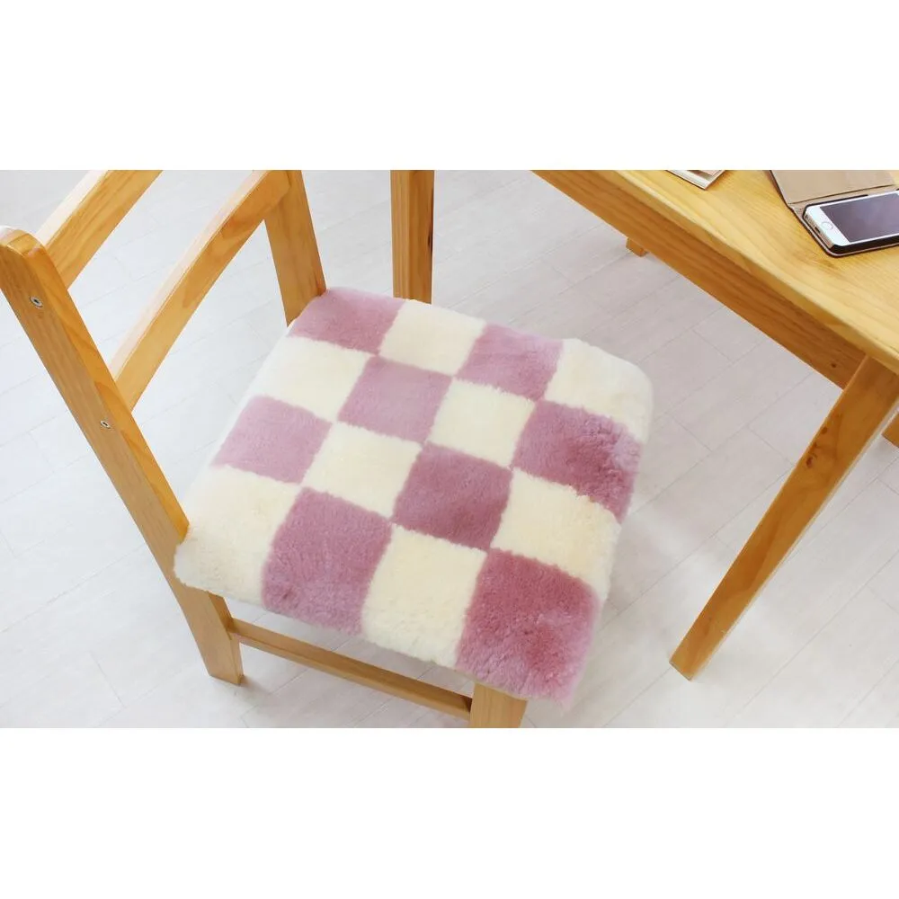 奈良 (株)マスダ製 ムートン座布団 チェック柄 ピンク 40cm×40cm／ ムートン 羊毛皮 羊毛 スプリングラム 100％使用 座布団 ラグ インテリア オールシーズン 通年 贈り物 プレゼント 誕生日 記念日 株式会社マスダ 奈良県 宇陀市 ふるさと納税
