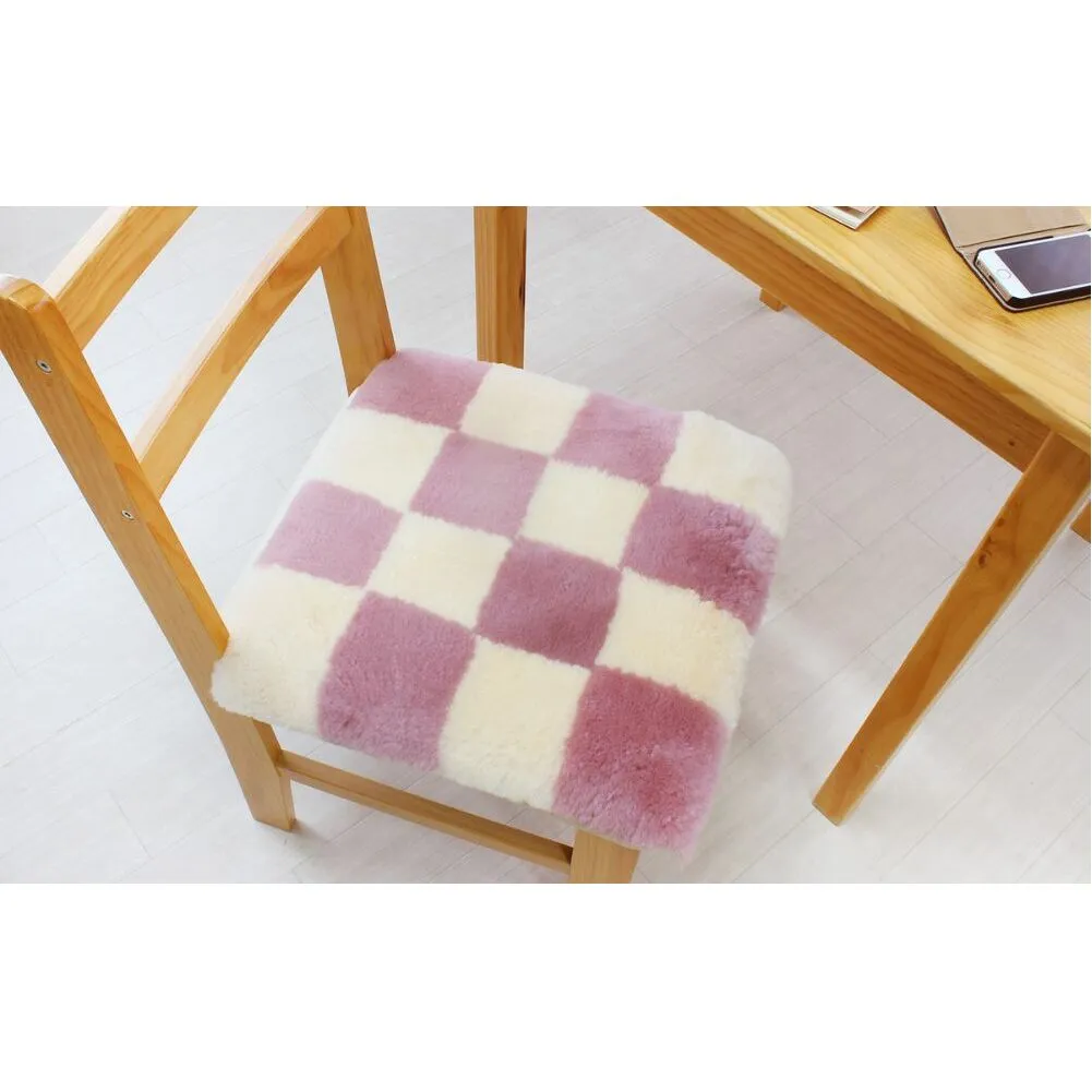 奈良 (株)マスダ製 ムートン座布団 2枚組 チェック柄 ピンク 40cm×40cm／ ムートン 羊毛皮 羊毛 スプリングラム 100％使用 座布団 ラグ インテリア オールシーズン 通年 贈り物 プレゼント 誕生日 記念日 株式会社マスダ 奈良県 宇陀市 ふるさと納税