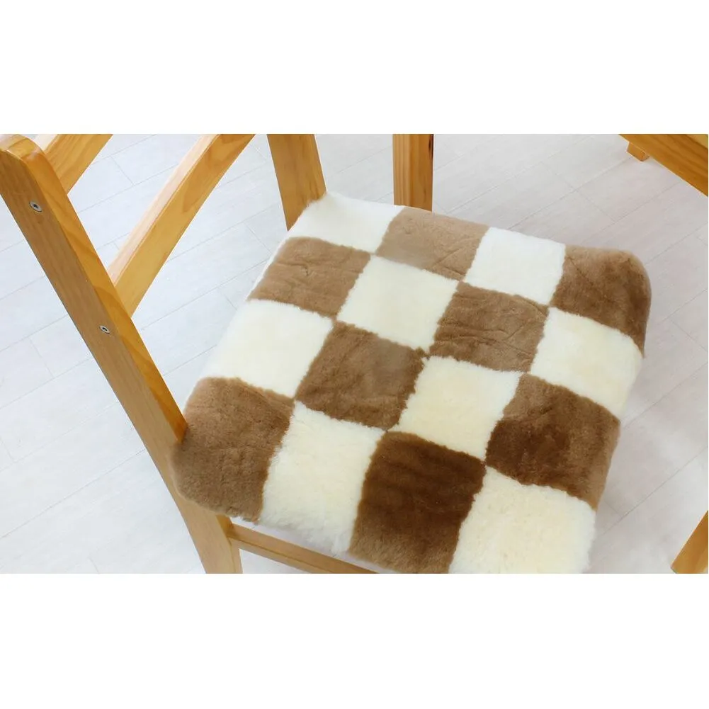 奈良 (株)マスダ製 ムートン座布団 チェック柄 ブラウン 40cm×40cm／ ムートン 羊毛皮 羊毛 スプリングラム 100％使用 座布団 ラグ インテリア オールシーズン 通年 贈り物 プレゼント 誕生日 記念日 株式会社マスダ 奈良県 宇陀市 ふるさと納税 | ムートン 座布団  ムートン 座布団  ムートン 座布団 