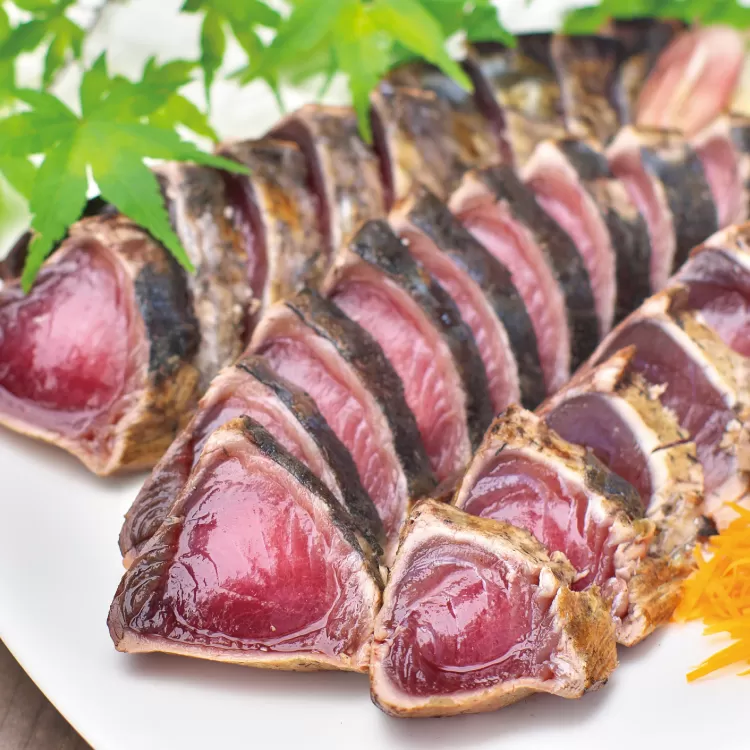 ＼黄金藁焼き一本釣り戻り鰹タタキ 1kgと藻塩(5パック)のセット-【1か月以内に発送】 