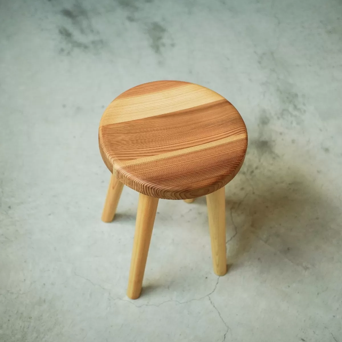 杉の丸スツール 座面320mm × 高さ440mm