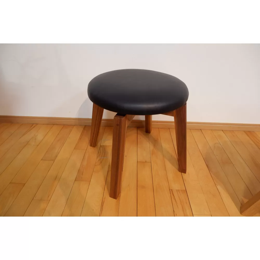 回転スツール（脚部材：ウォールナット/座面：本革ブラック）
