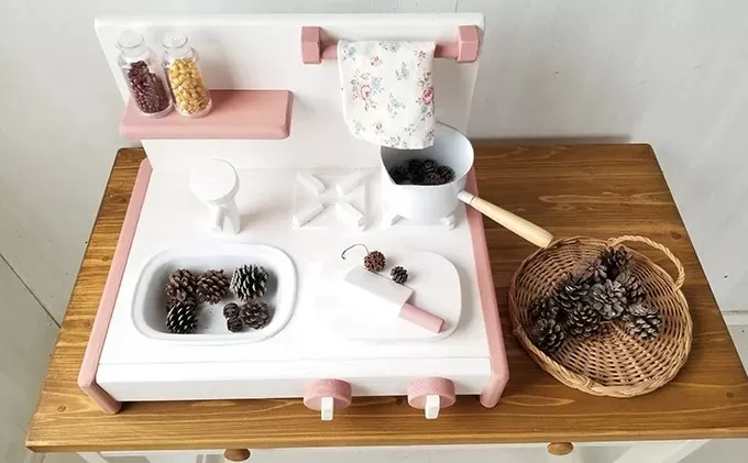 おもちゃ 木製 木のおままごとキッチン 卓上(背面あり) しろ色×ぴんく色 1歳 2歳 3歳 ウッディ 日用品 雑貨 玩具 安心 安全 男の子 女の子 日用品 雑貨 玩具 安心 安全 子ども キッズ 木 木製おもちゃ ナチュラル 誕生日 プレゼント お祝い 七五三 バースデー 香川県 丸亀市