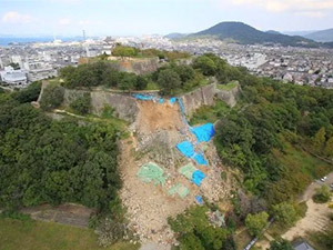 １．日本一の高さを誇る丸亀城石垣を修復する事業