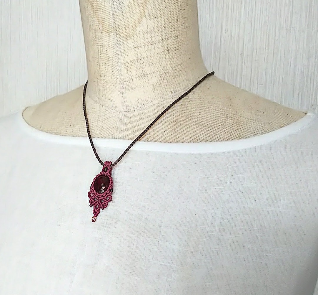 4種類のガーネットのマクラメネックレス