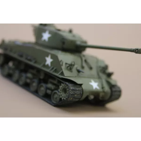 1/48 M4A3E8シャーマン・イージーエイト（完成品）プラモデル《寄附から5ヵ月以内に出荷》