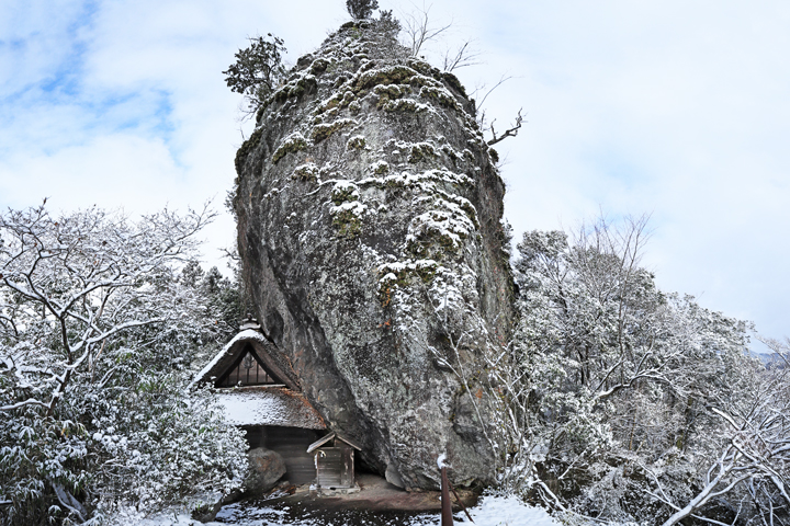 岩屋神社と奇岩群