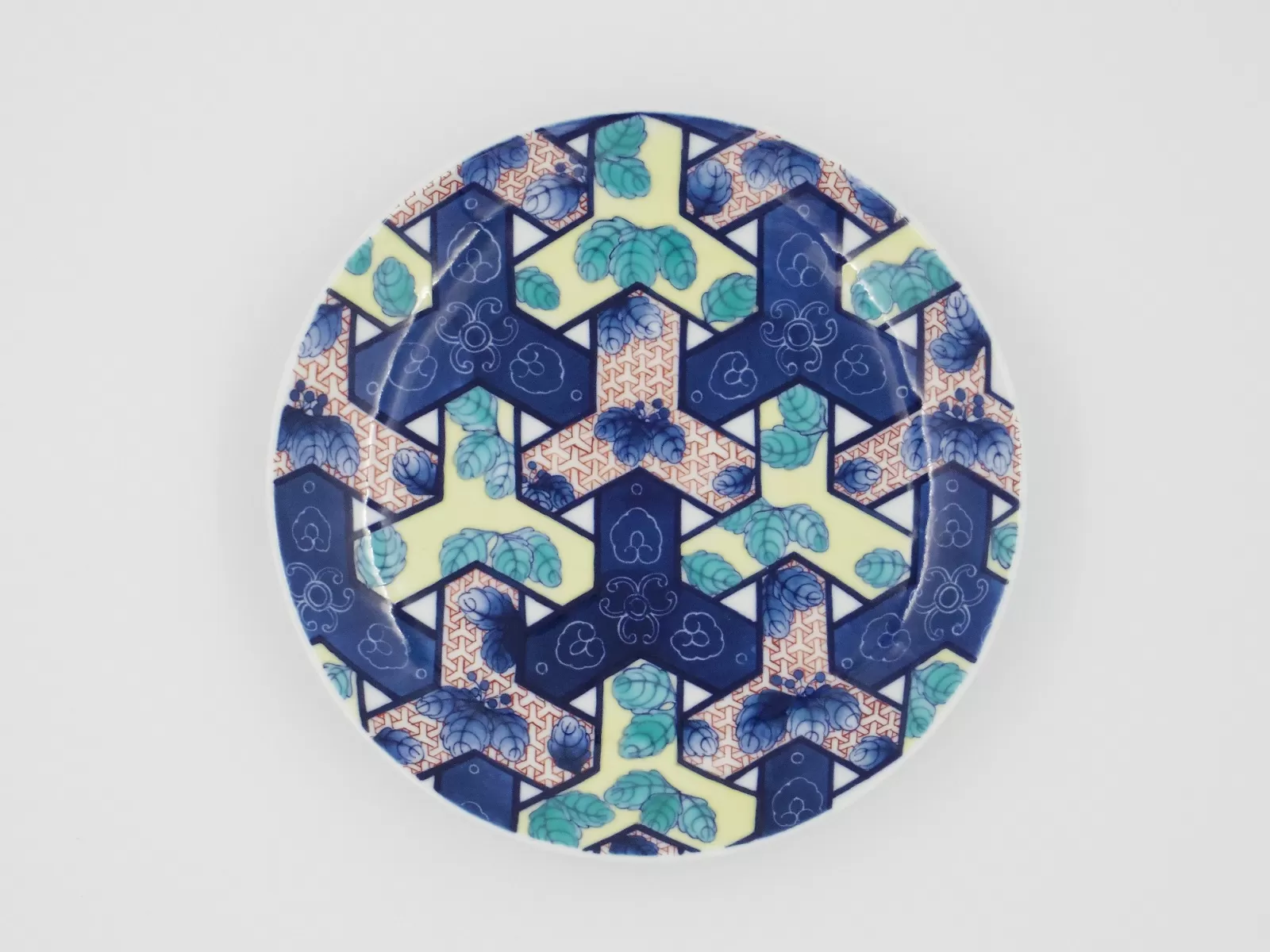 「色鍋島毘沙門亀甲文七寸皿」色鍋島・伊万里・鍋島・磁器・市川光山窯 022-H596