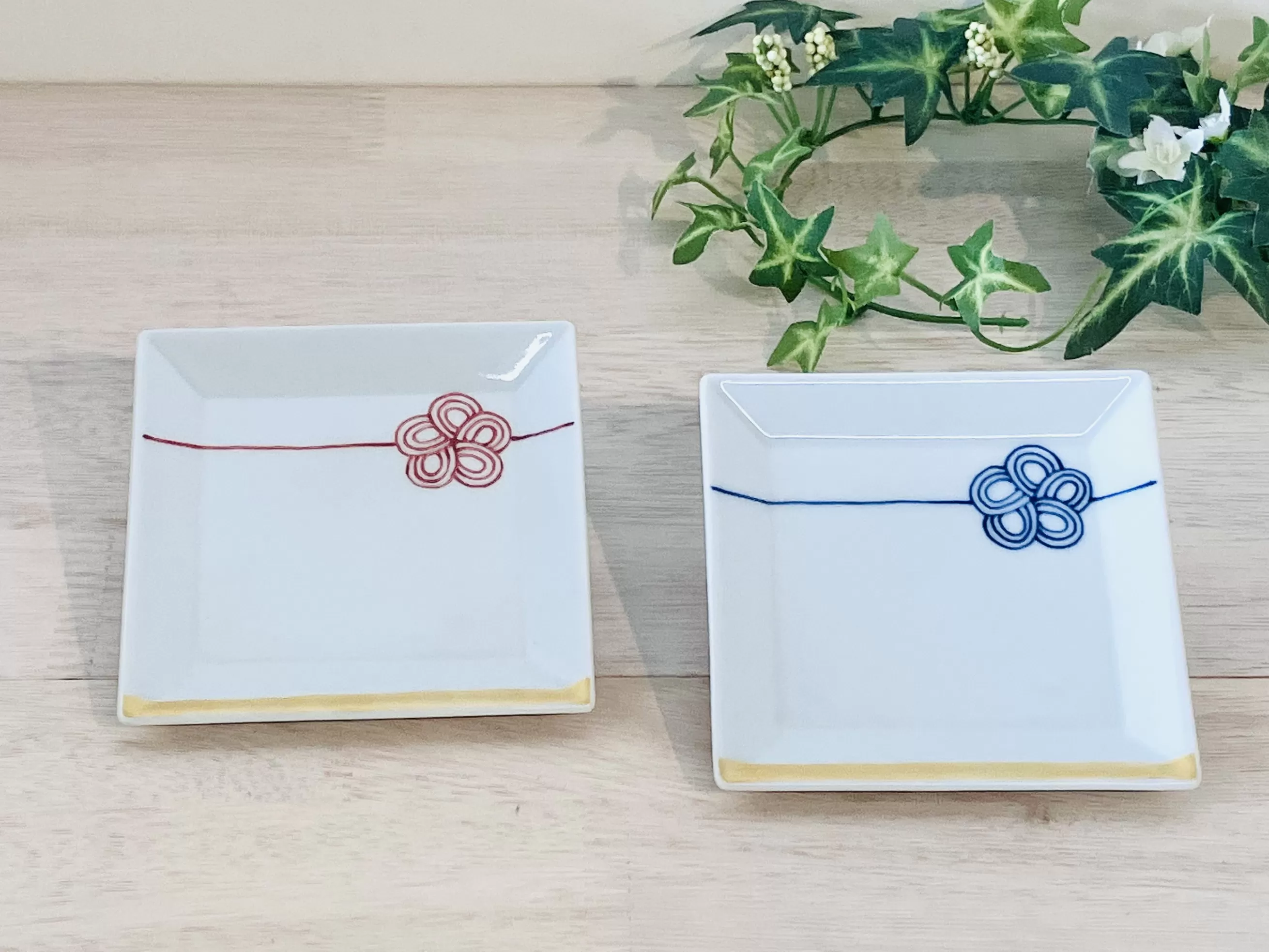 伊万里焼 梅水引5寸角皿（青・赤）セット 165-H1073