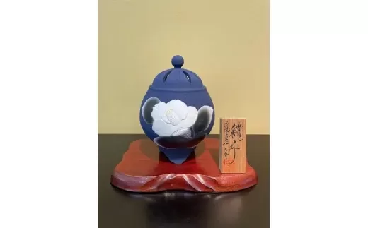 【伊万里焼】藍吹染白椿彫香炉 027-H821