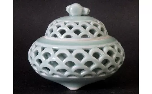 【伊万里焼】青磁蕪型青海波透かし彫り香炉【市川冬山窯】 037-H1226