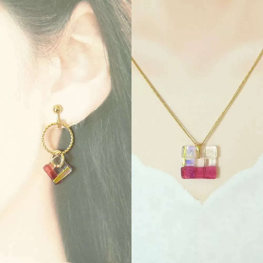 小窓のペンダント・リングin小窓のイヤリング 2点セット【ペンダント ペンダントトップ イヤリング ピアス 可愛い キラキラ シンプル ゴールド お呼ばれ 結婚式 おでかけ】K003052