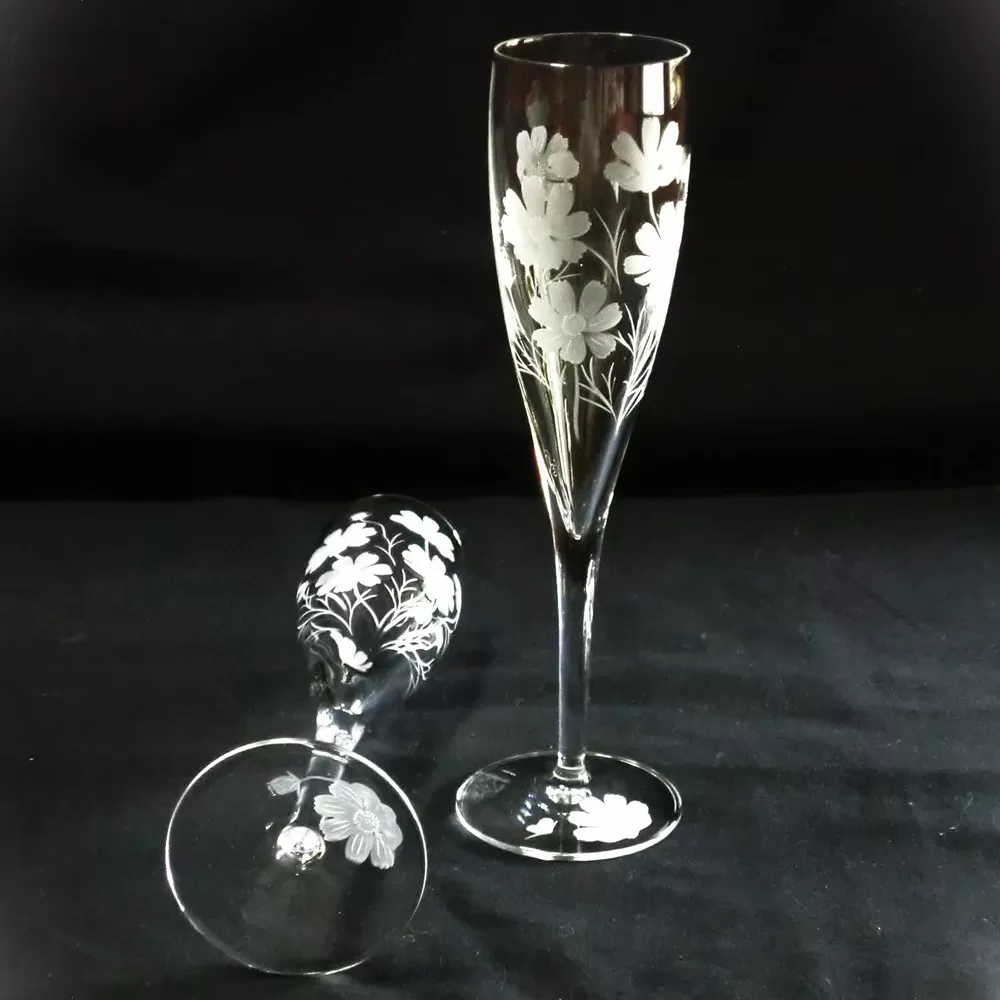 秋桜・フルート2個入【シャンパン 日本酒 グラス 秋桜 上品 優美 クリスタル プレゼント ギフト 御祝 記念日 桐箱入り】K024058