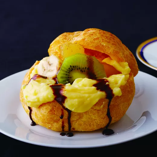 蜂の家女王シュークリーム(フルーツ入ジャンボシュー)