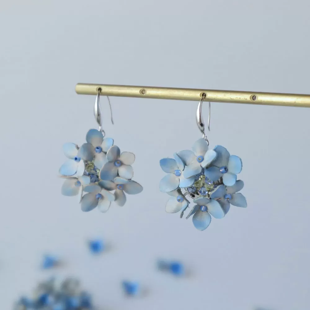 ガクアジサイ ー折重ー 革花フックピアス／初夏／6月誕生花／2024 アクセサリー ファッション 花 フラワー モチーフ 牛革 革 レディース ハンドメイド 贈り物 プレゼント ギフト 長崎県 時津町