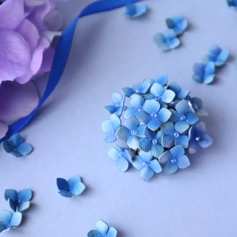 紫陽花 革花ブローチ ブルー/夏 コサージュ/レザー アクセサリー 牛革 革 レディース ハンドメイド 贈り物 プレゼント 夏