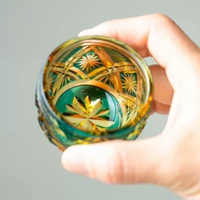 【薩摩切子】 中猪口（ちょこ）菊紋 グリーンアンバー 専用桐箱入り 鹿児島県 伝統的工芸品 おちょこ グラス 酒器 ギフト 冷酒グラス お祝い プレゼント 贈答 ツジガラス工芸 南さつま市